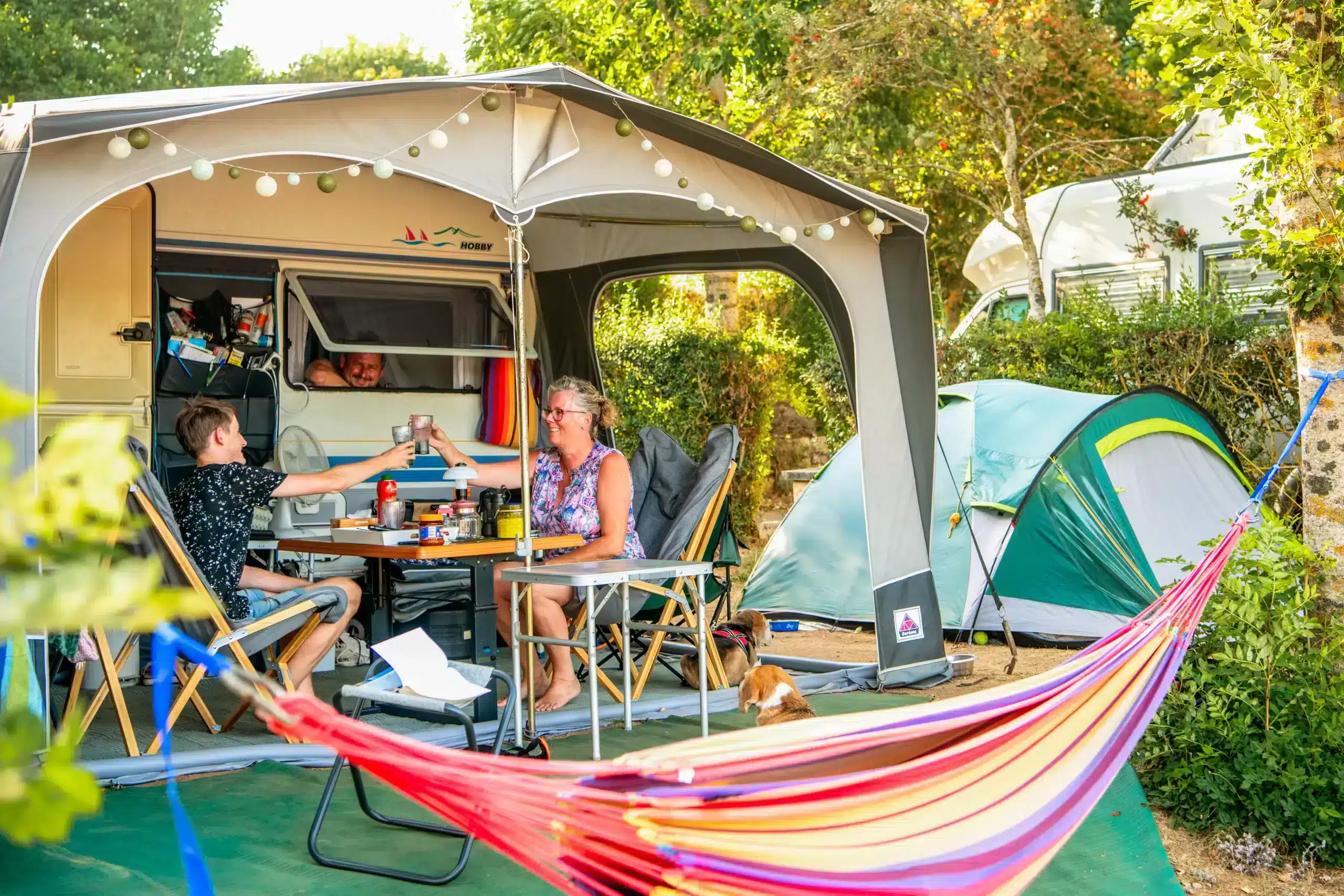 Kampeerplaatsen voor tenten, caravans en campers op camping les genets