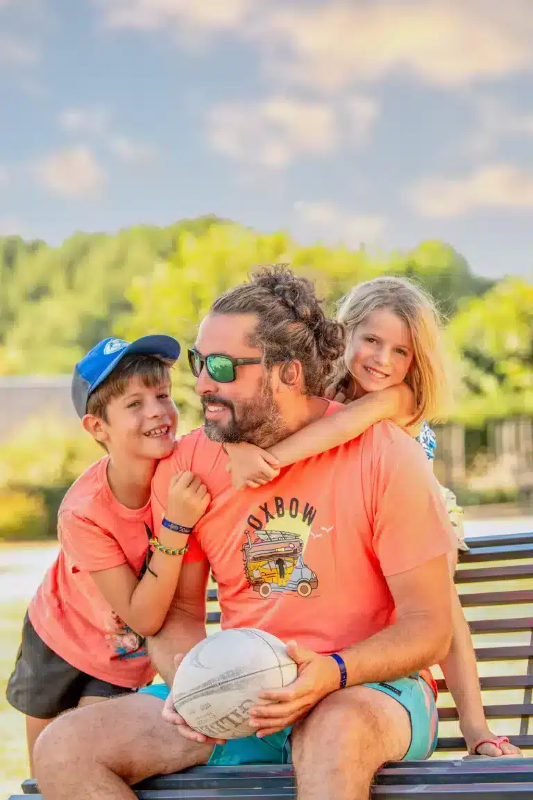 Familie auf dem Campingplatz les genets