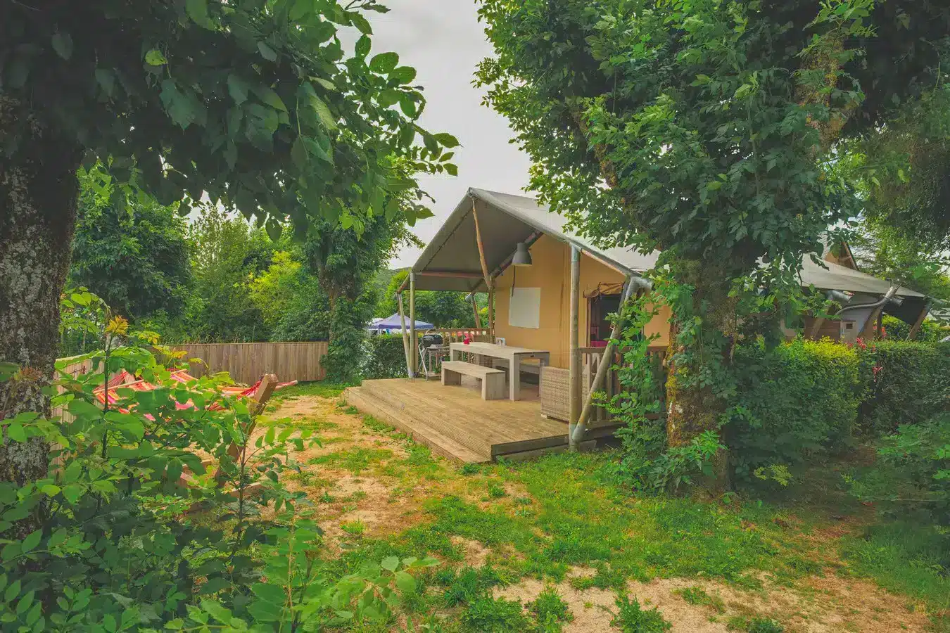 Accommodatie-met-terras-aanvaardbaar-op-camping-Les-Genets