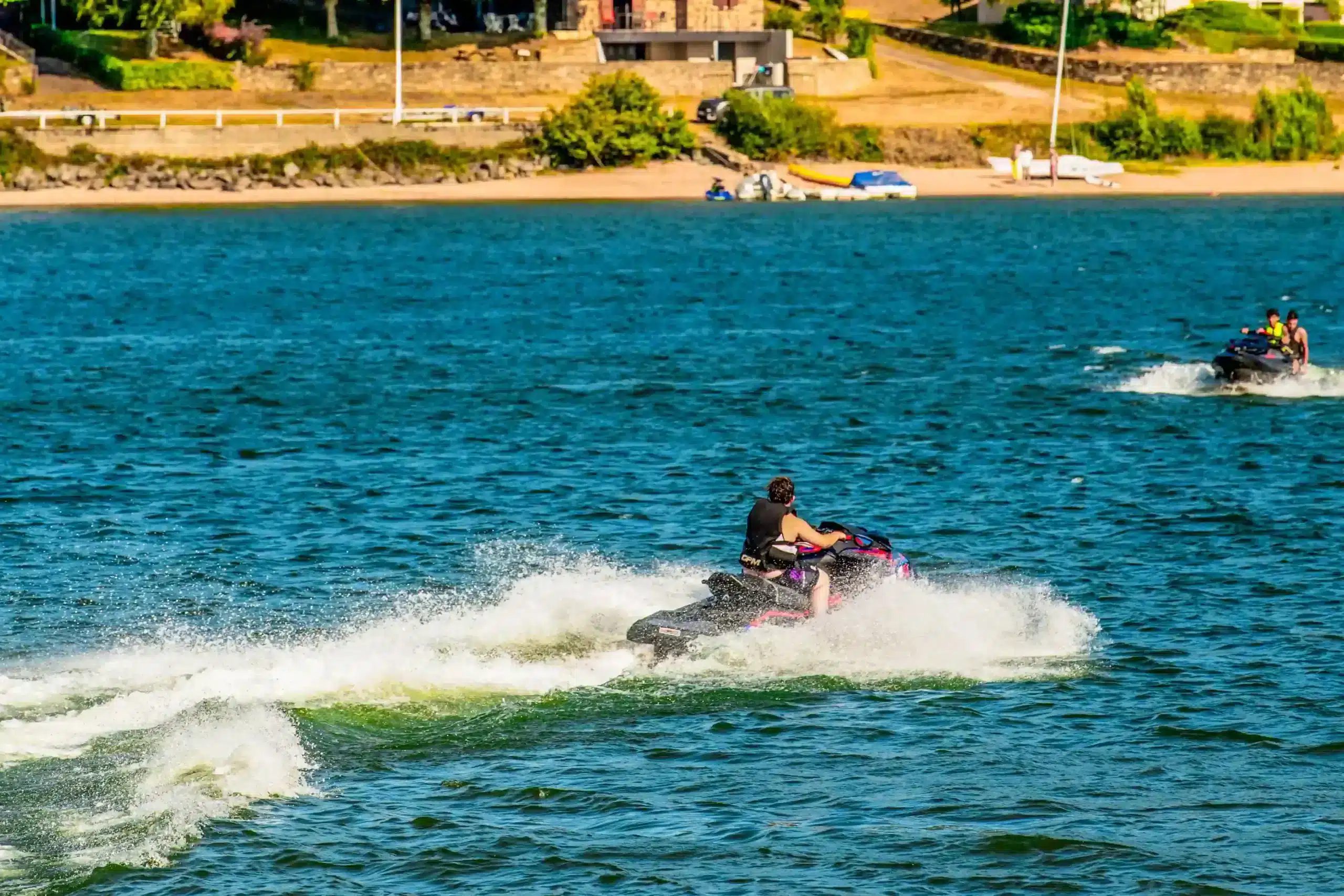 Jetski auf dem Paraloup-See