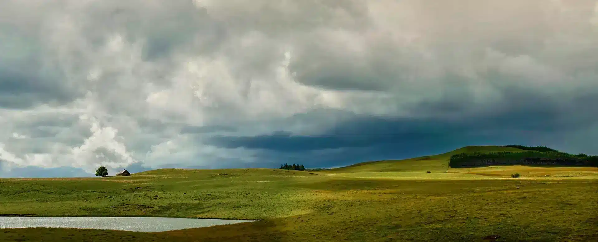 Aubrac-See in der Nähe des Campingplatzes les genêts