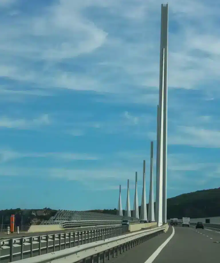 Überquerung des Viadukts von Millau in der Nähe des Campingplatzes Les Genêts