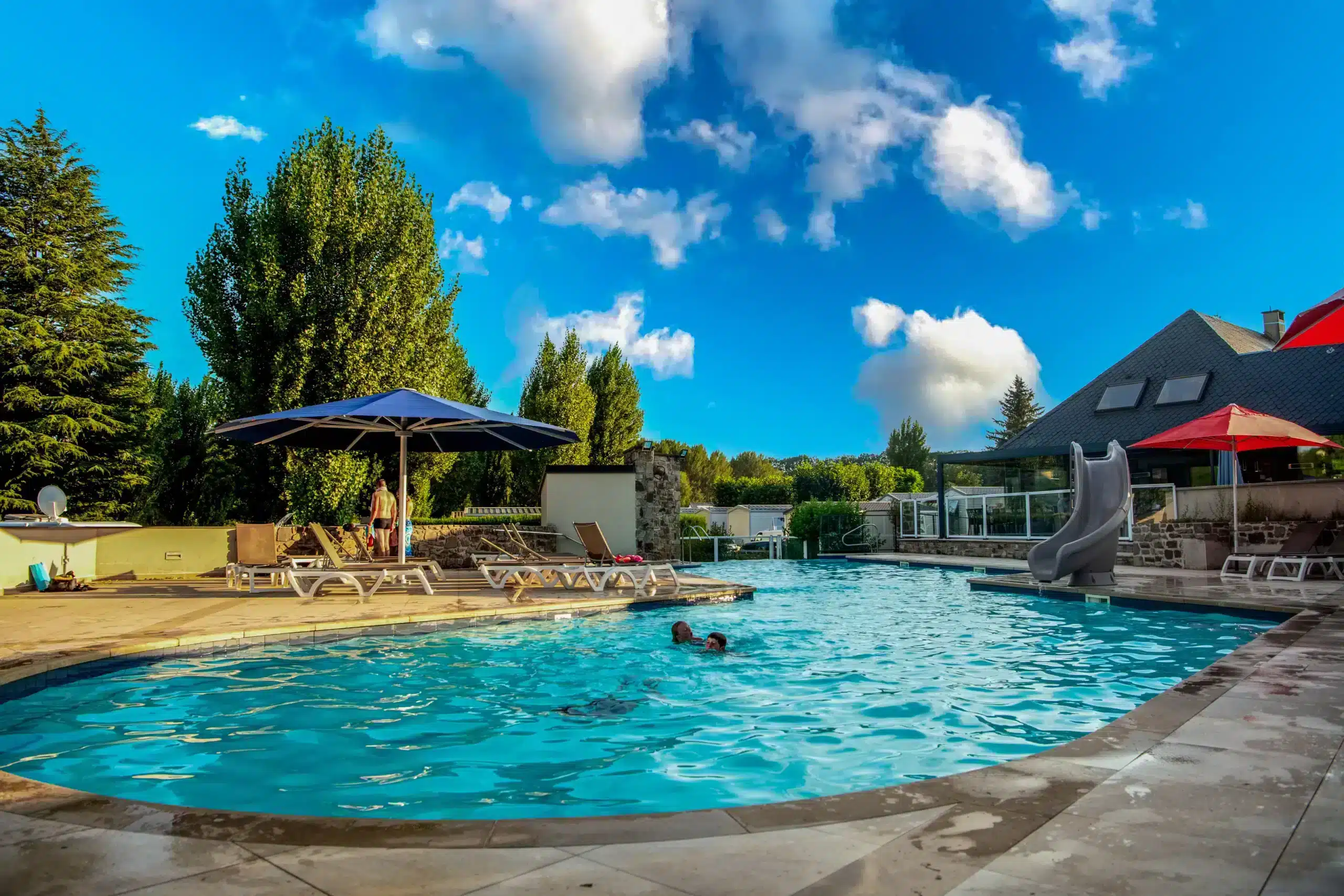 Swimming pool at Les Genêts campsite in Aveyron