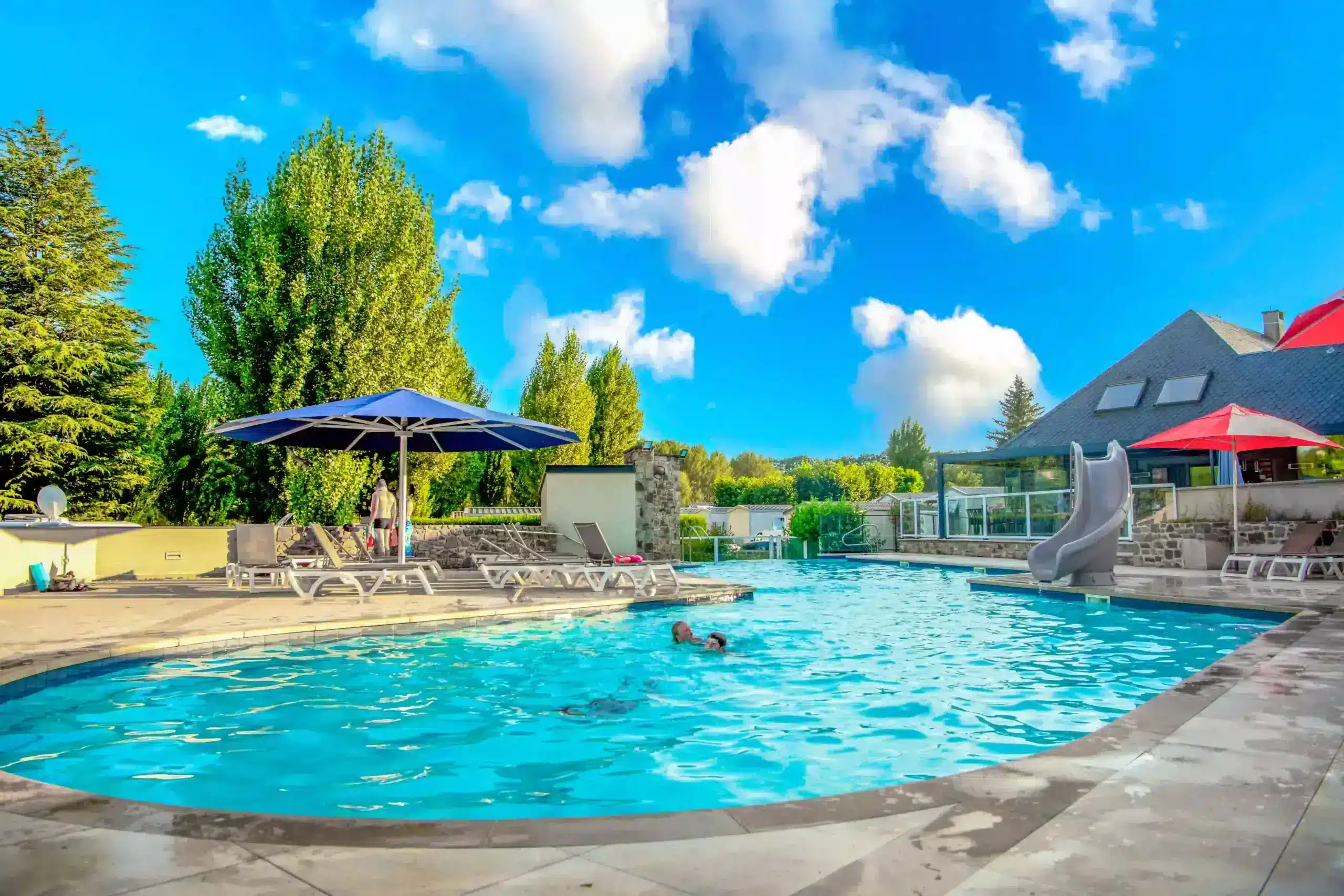 Zwembad op camping Les Genêts in Aveyron