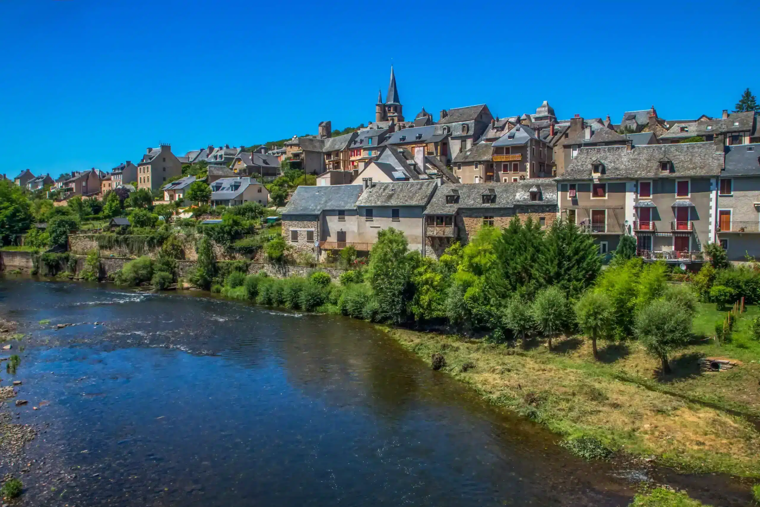 Dorp Saint Côme d' Olt in Aveyron aan de oever van de rivier de Lot in Frankrijk
