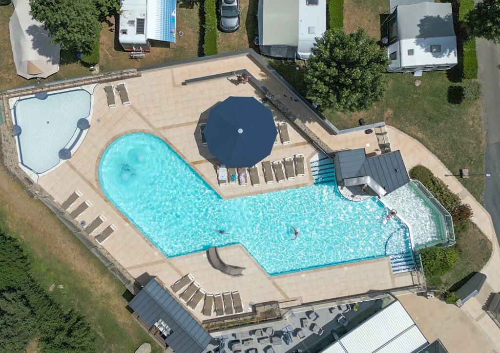 zwembad en verwarmd kinderbad camping genets