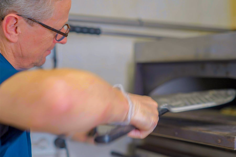 pizzaiolo au camping les genets