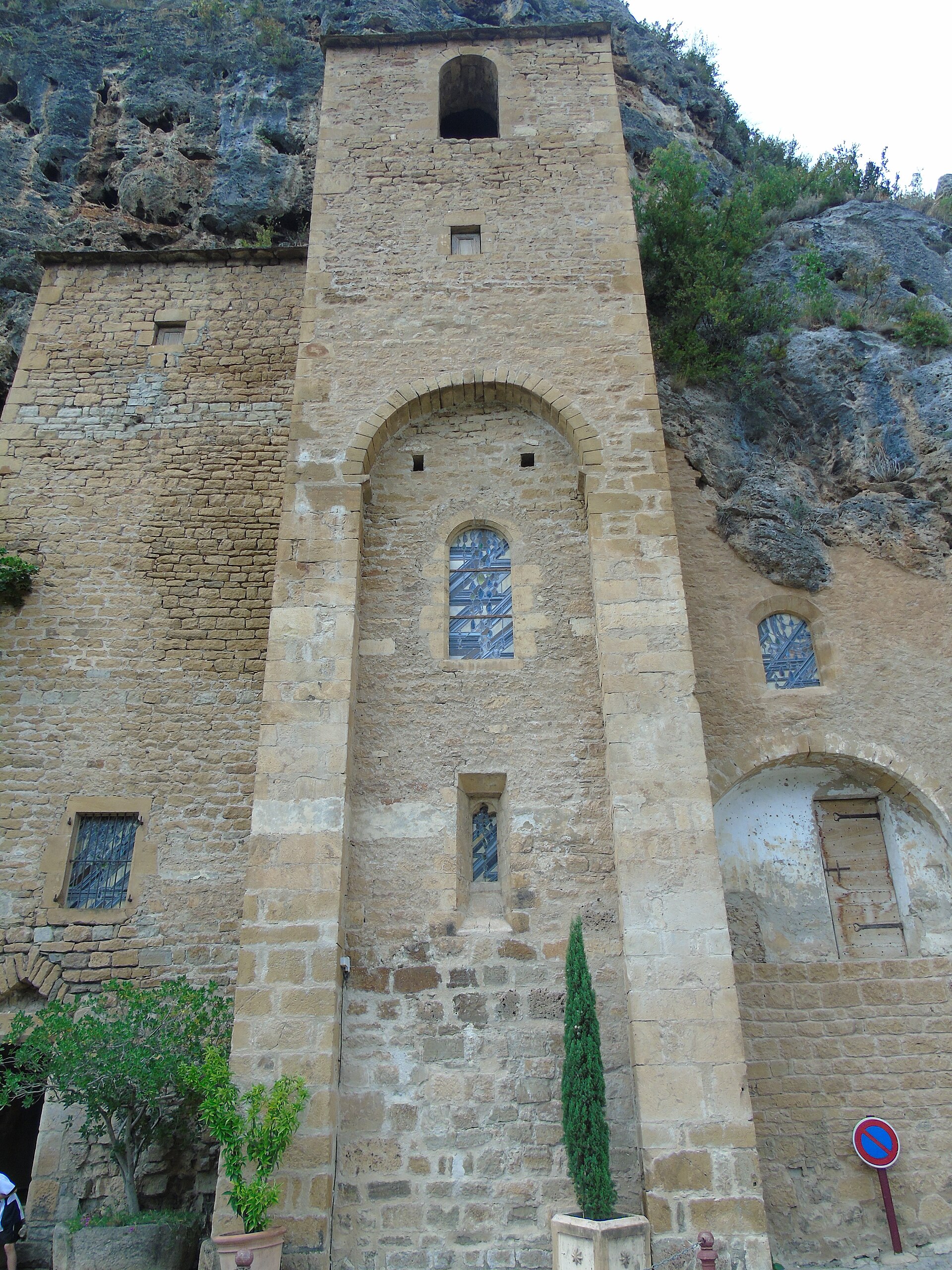 L’ancienne église troglodytique Saint-Christophe de Peyre, adossée à la falaise
