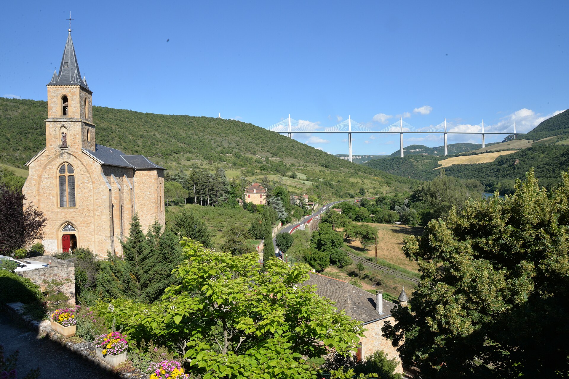 Le village de Peyre et le viaduc de Millau en arrière-plan