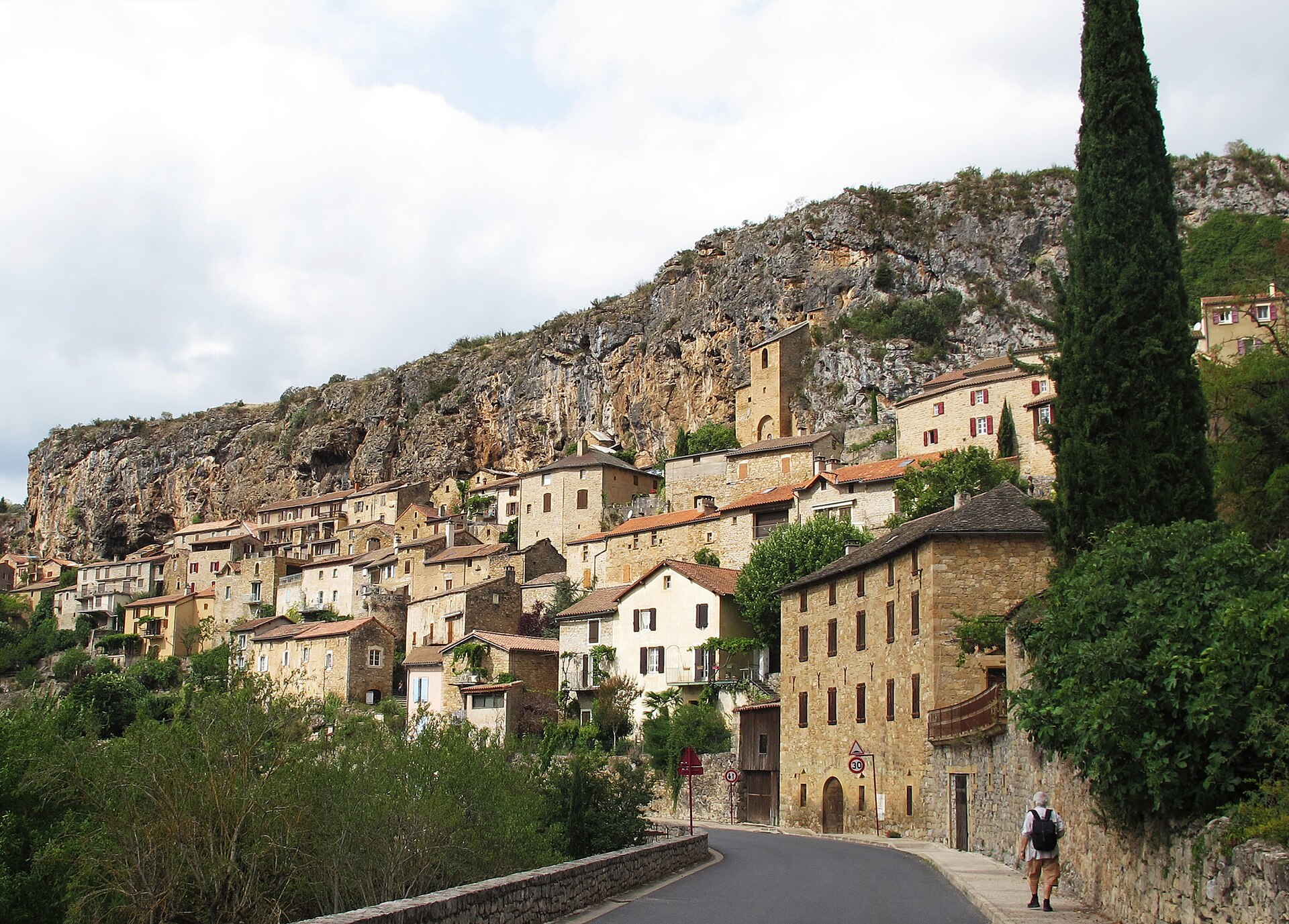 Le village de Peyre accroché à sa paroi rocheuse au-dessus de la vallée du Tarn, en Aveyron