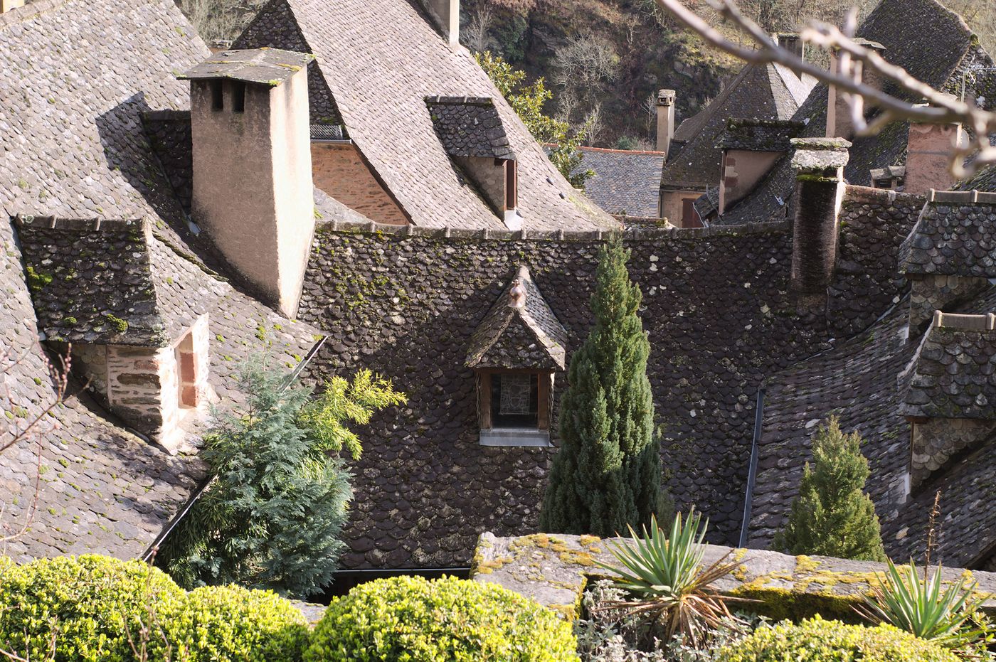 Toits de lauze des maisons du village de Conques en Aveyron