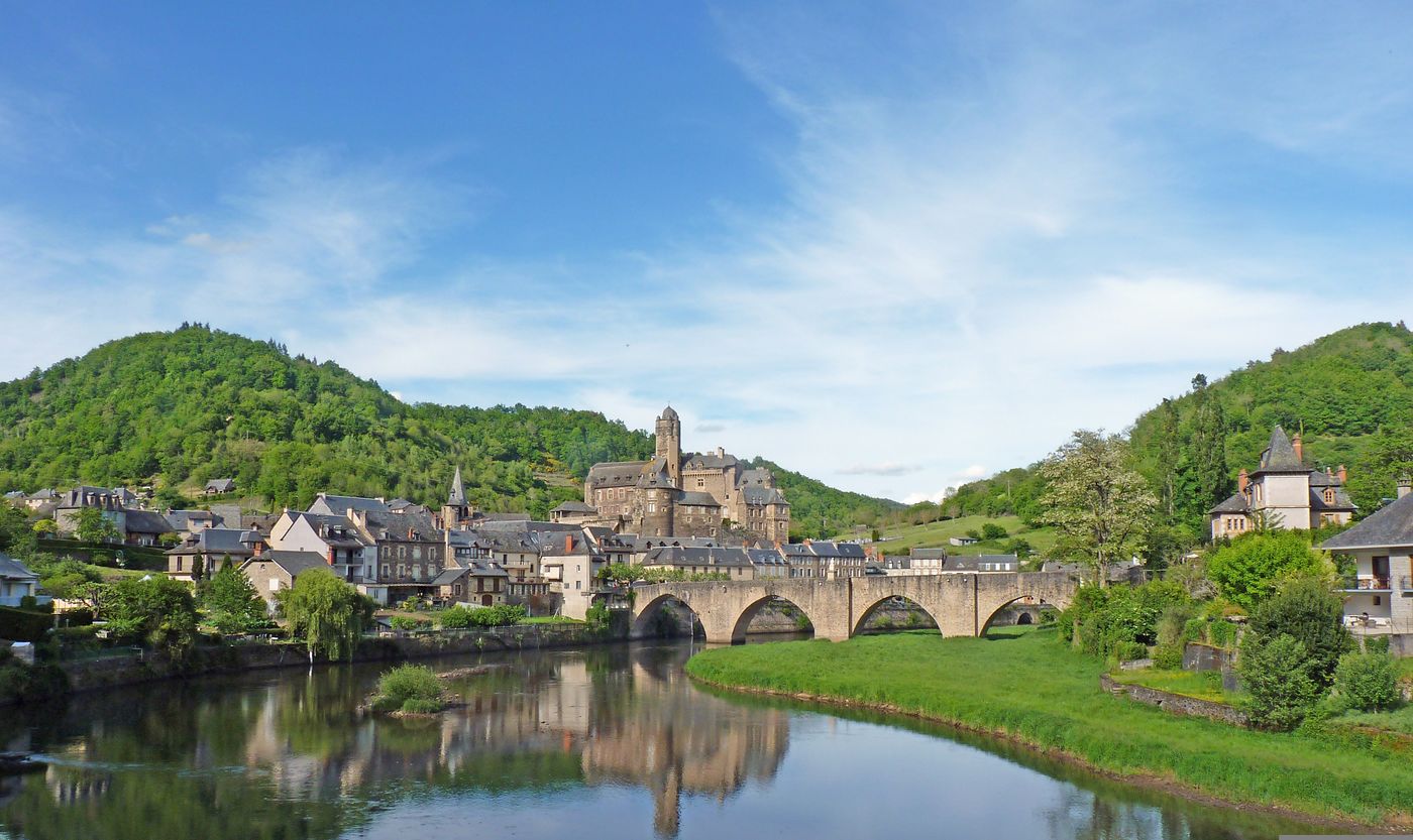 Château d’Estaing et son pont gothique sur le Lot, village classé de l’Aveyron
