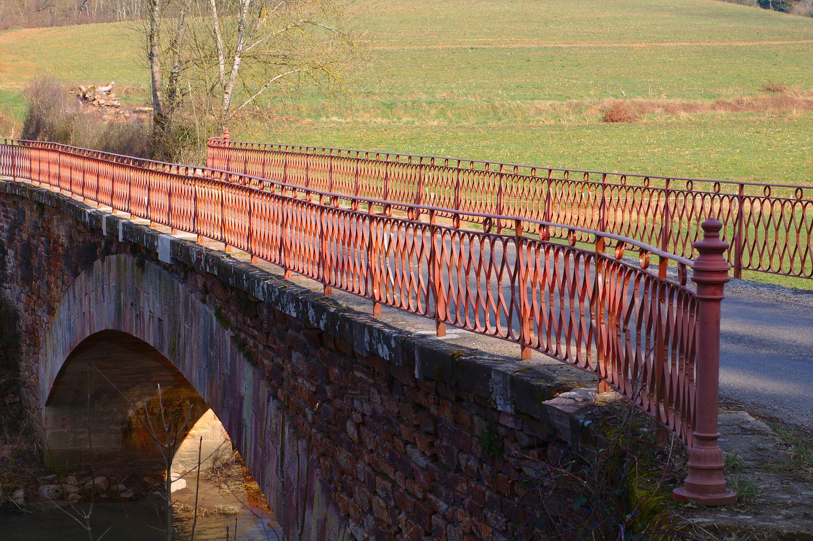 Pont de pierre et campagne du Rouergue en Aveyron