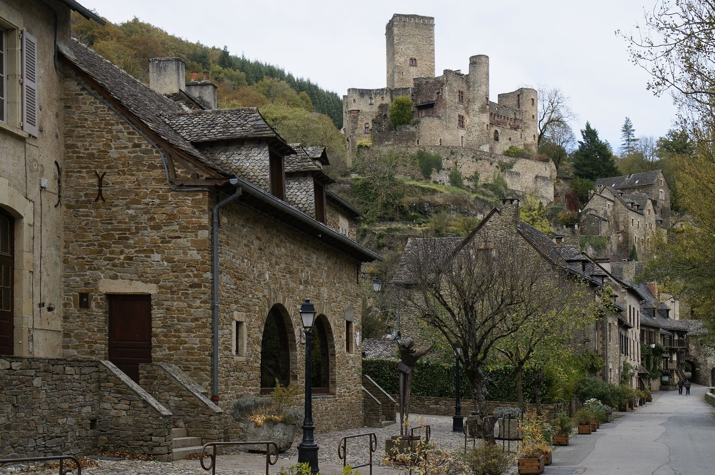 Ruelle de pierre d’un village médiéval de l’Aveyron dominé par son château fort
