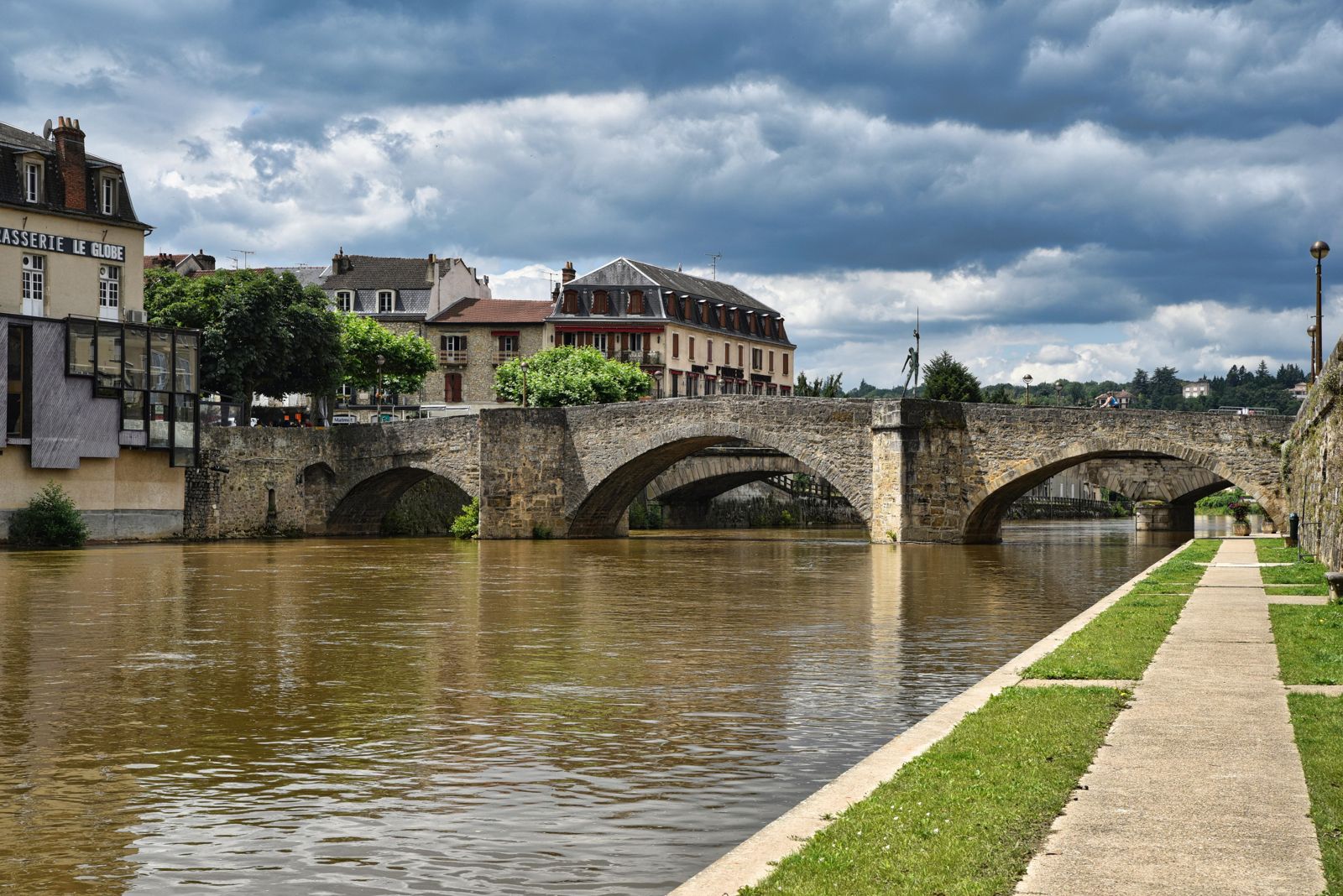 Pont des Consuls sur l’Aveyron à Villefranche-de-Rouergue, avec la statue du pèlerin