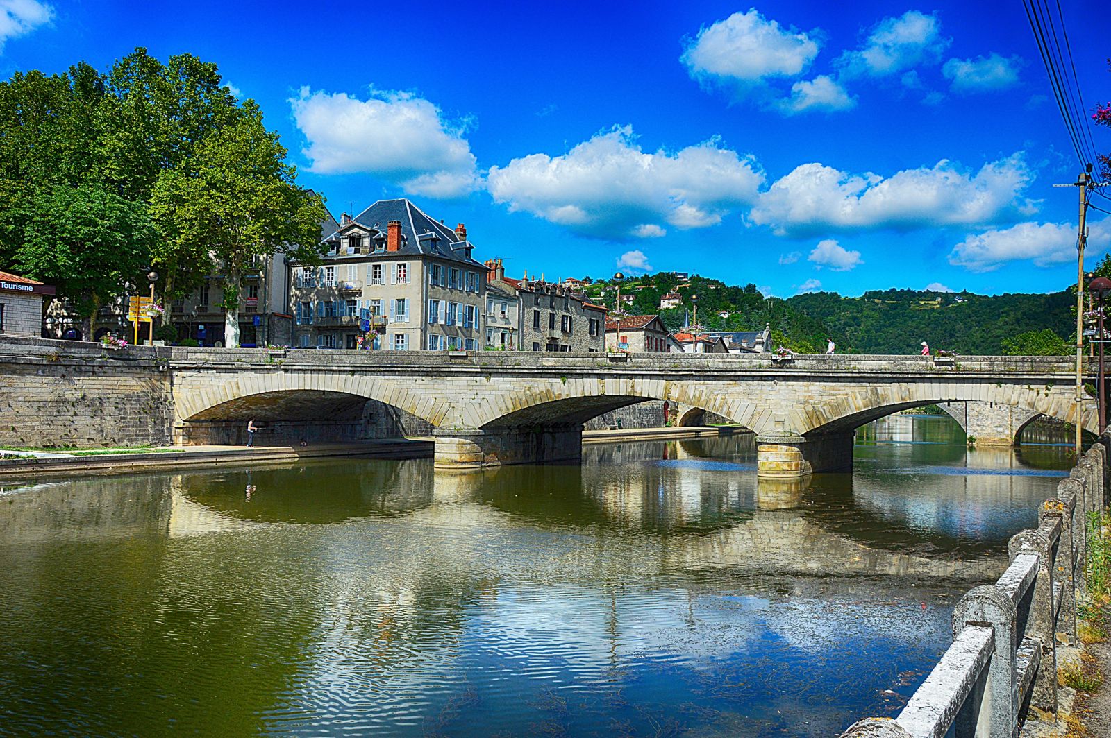 Quais et pont sur l’Aveyron au cœur de Villefranche-de-Rouergue